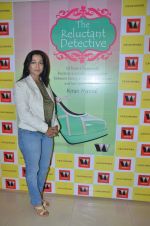 at the launch of Kiran Manrals book in Crossword, Juhu on 16th March 2012 (37).JPG